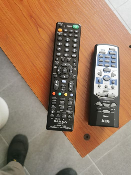 Dois comandos usados para televisão