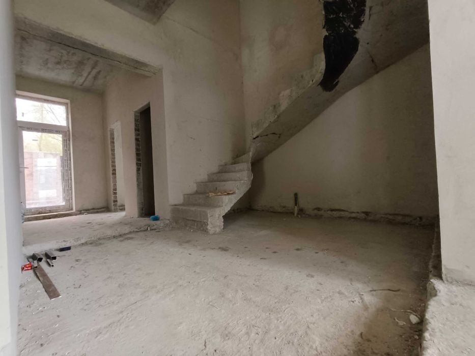 ПРОДАМ дім  загороджений дуплекс з гаржем та терасою 160 м² , 3сот ГАЗ  підключенні всі міські комунікації