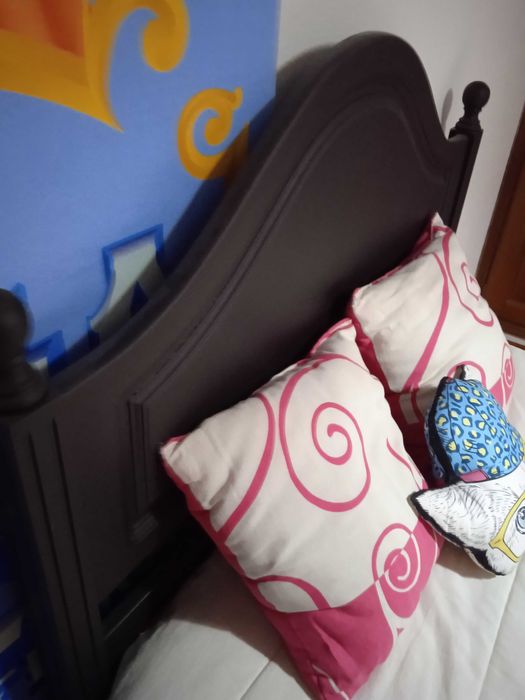 Cama com colchão novo.