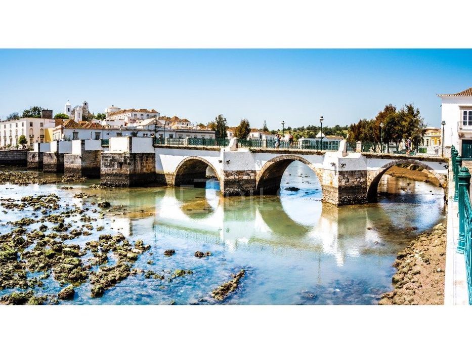Loja inserida em novo empreendimento em Tavira