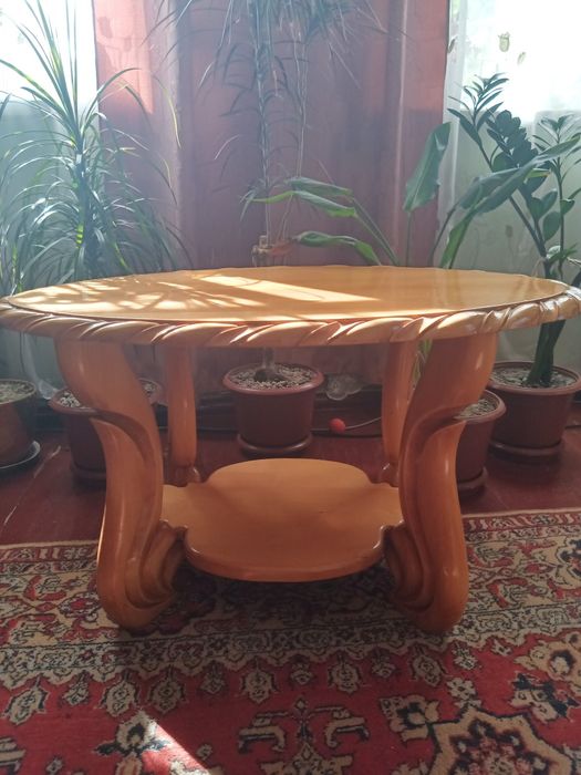 Журнальний різний столик.