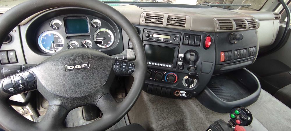 Camião DAF FACF75 (contentores)