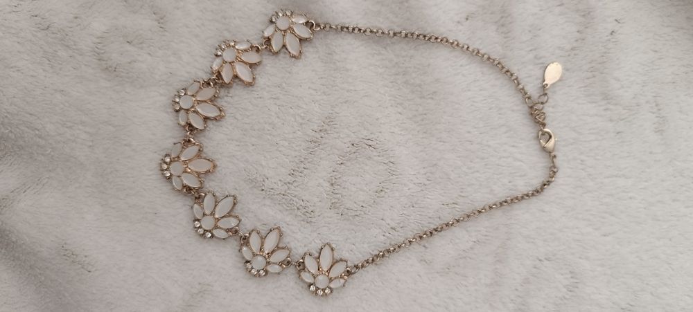 Colar prateado com flores rosa claro. Usado