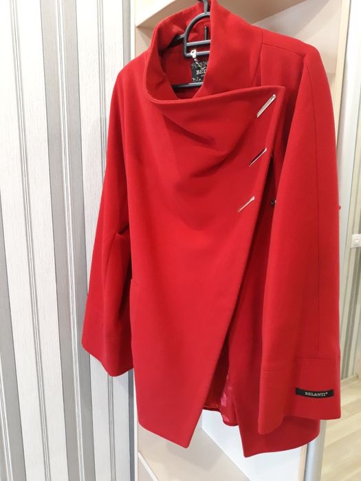 Продам красное  пальто