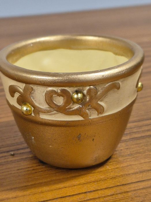 Mała osłonka ceramiczna na doniczkę