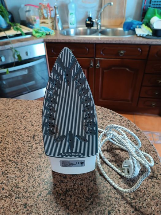 Ferro de Engomar Electronia 2200W Base Cerâmica