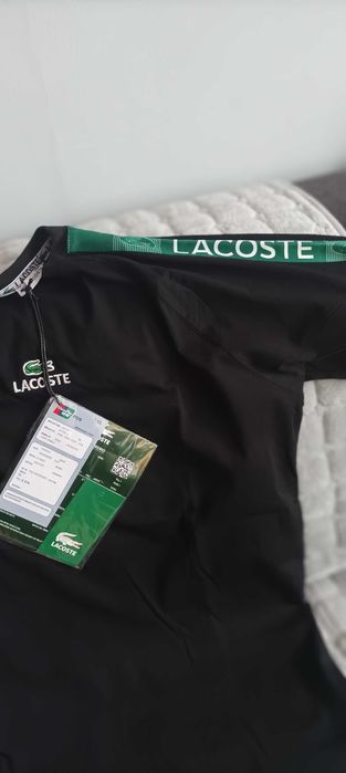 Koszulka damska czarna  z zielonym dodatkiem Lacoste.
