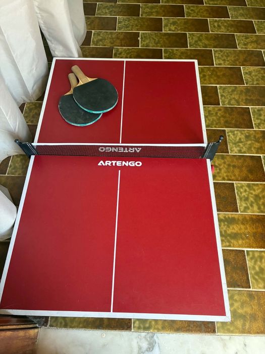 Vendo mesa de ténis junto com jogo de setas urgência
