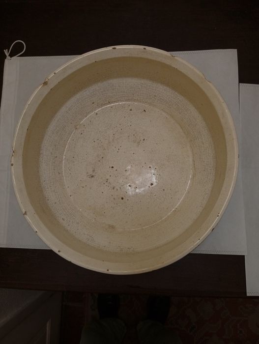 Pote em faiança branco com pinturas verdes