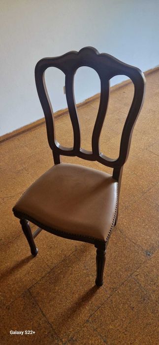 Mesa de casa de jantar em madeira e 6 cadeiras de madeira