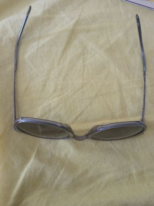 Óculos de sol lentes polarizadas usados