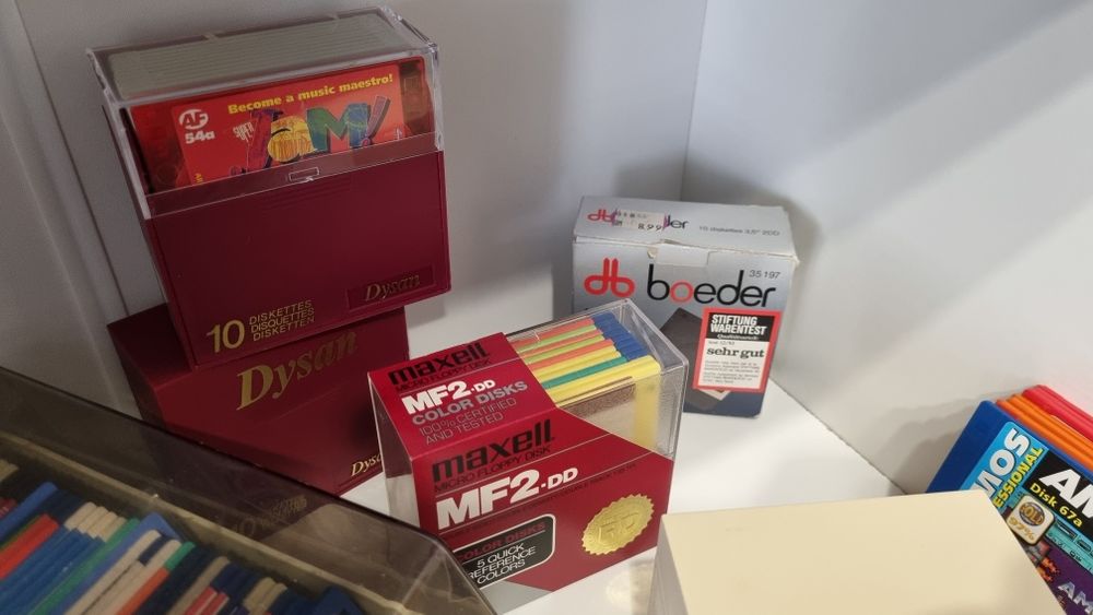Amiga 500 z TV i dodatkami