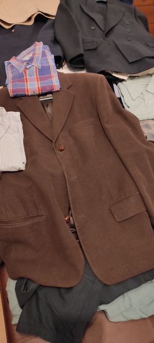 Camisas, camisolas, calças, blusões, cintos etc
