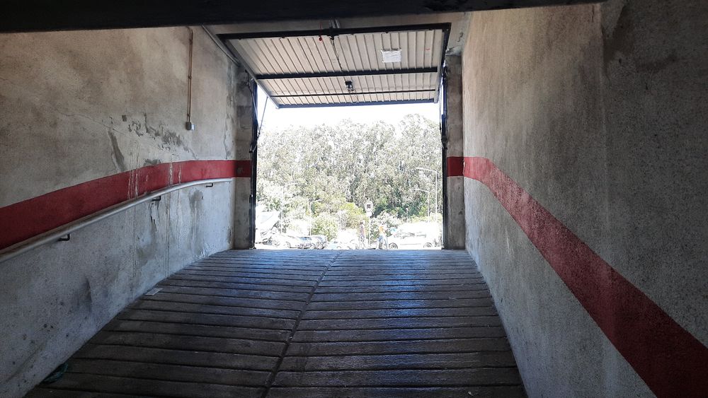 Garagem Box Fechada com Portão Automático e Eletricidade – Rio de Mouro