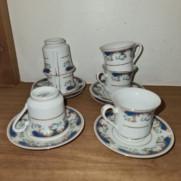 6 chávenas de café em porcelana e 2 jarras antigas Artubis (12cm]