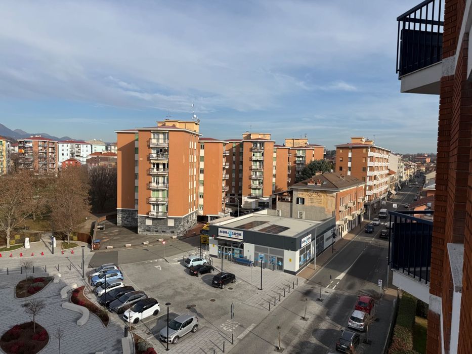 Przestronne mieszkanie z balkonami i garażem – blisko Mediolanu