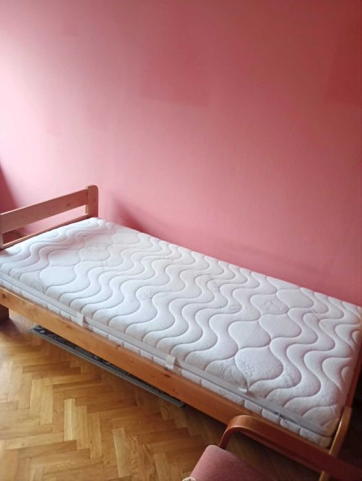 Podnoszone łóżko z materacem medycznym.