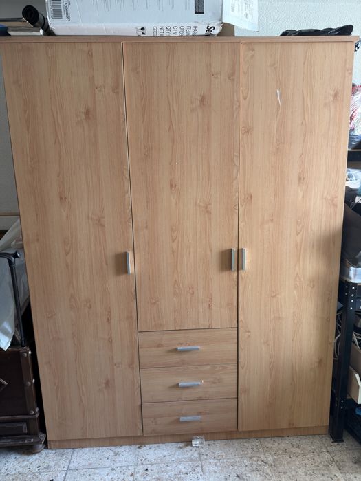 Roupeiro com 3 portas
