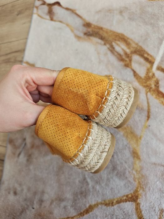 Musztardowe espadryle damskie na plecionej podeszwie