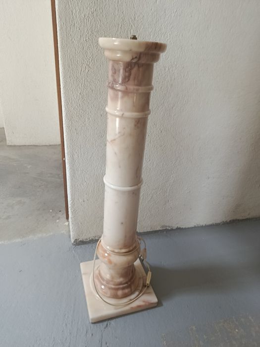 Coluna mármore candeeiro