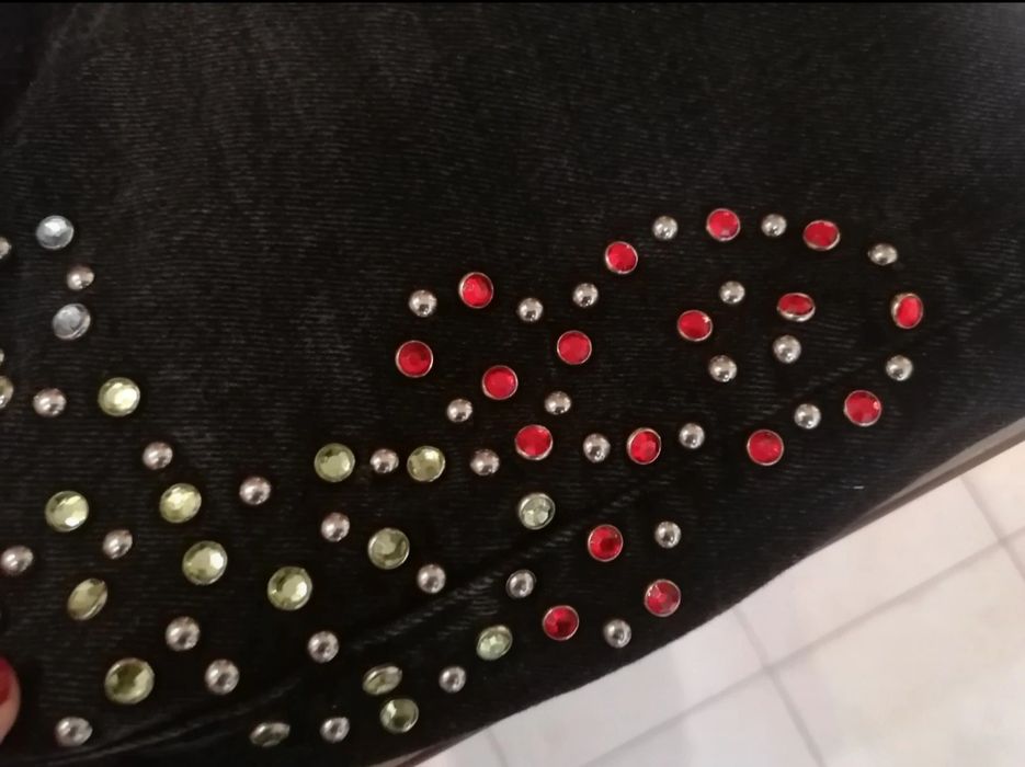 Spodnie Levis ze zdobieniami