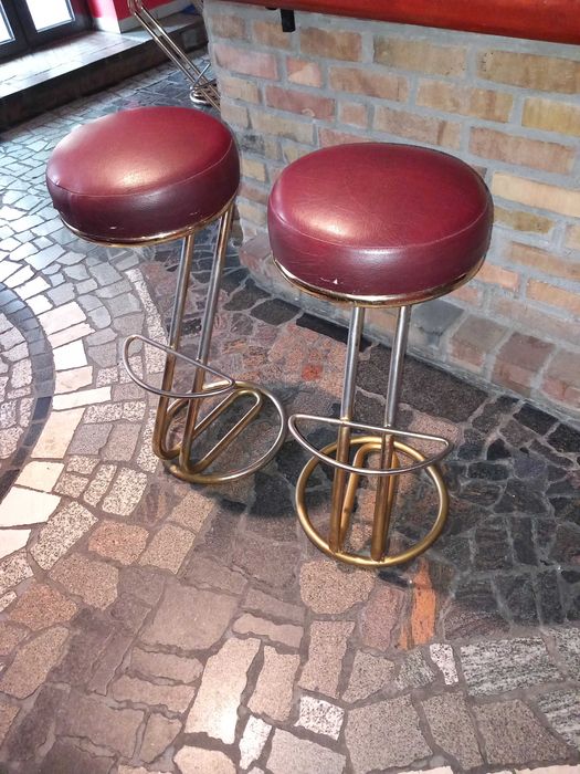 Likwidator sprzeda 4 szt. hokerów bez oparcia