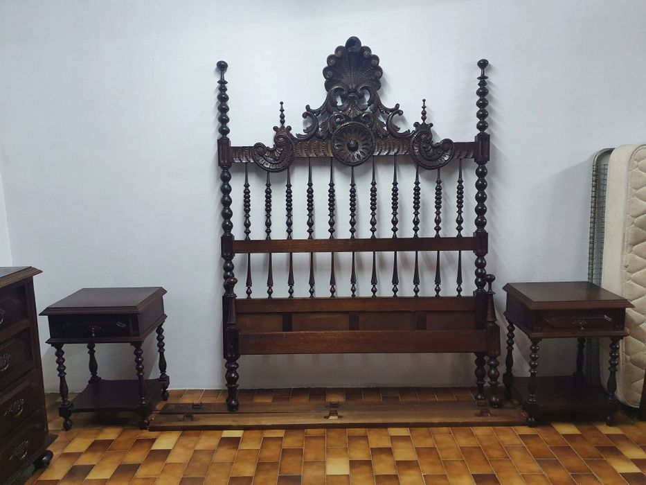 Mobília de quarto, cama, cómoda, espelho, mesinhas, colchão, estrado