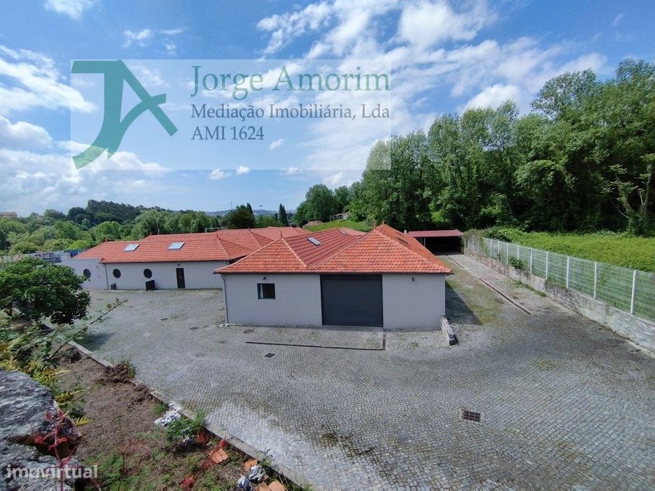 Armazém industrial com 1400 m2. Frente para A.E - A43 Porto - Gondo...