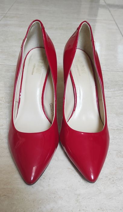 Czerwone, lakierowane szpilki Eksbut, r.38,5