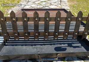 Grelha rústica em ferro fundido, com porta cinzas.