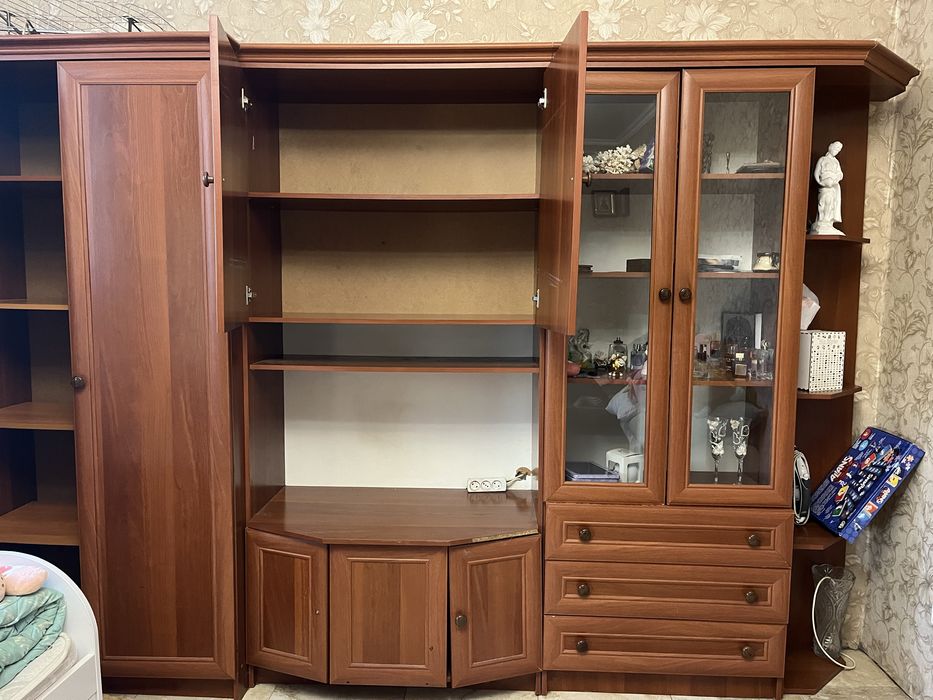 Продам  дешево стінку