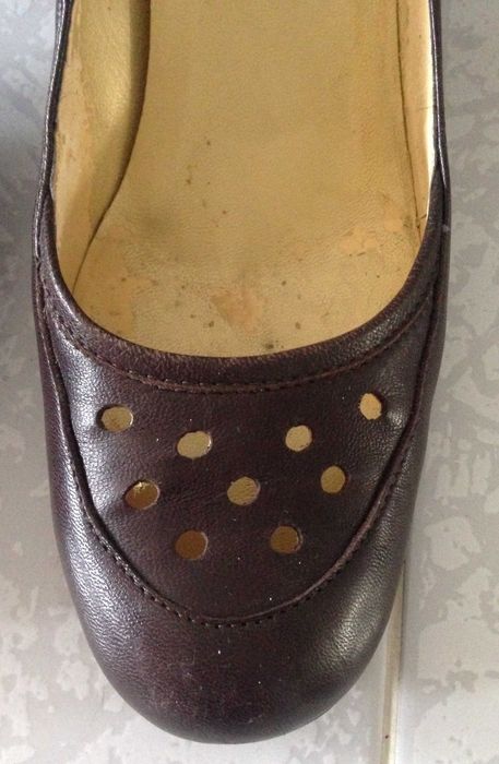 Sapatos em pele cor castanho