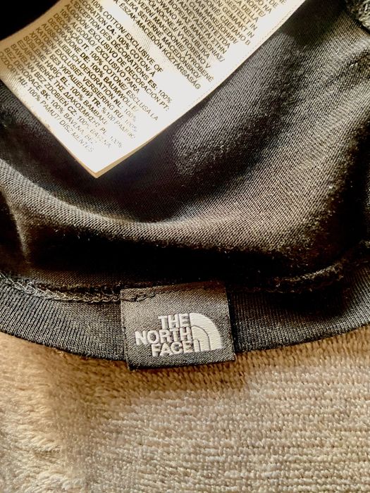 T-Shirt The North Face preta