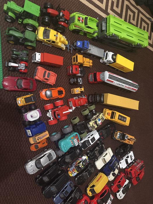 коллекция литых игрушечных автомобилей