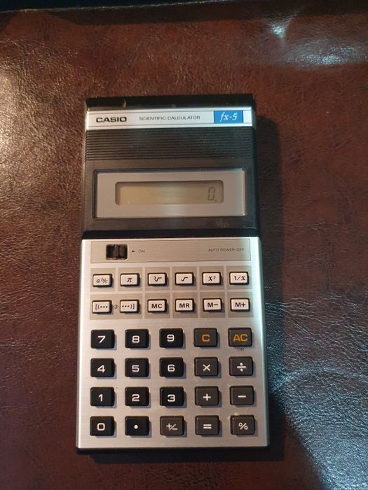 Calculadora Casio FX 5 com estojo