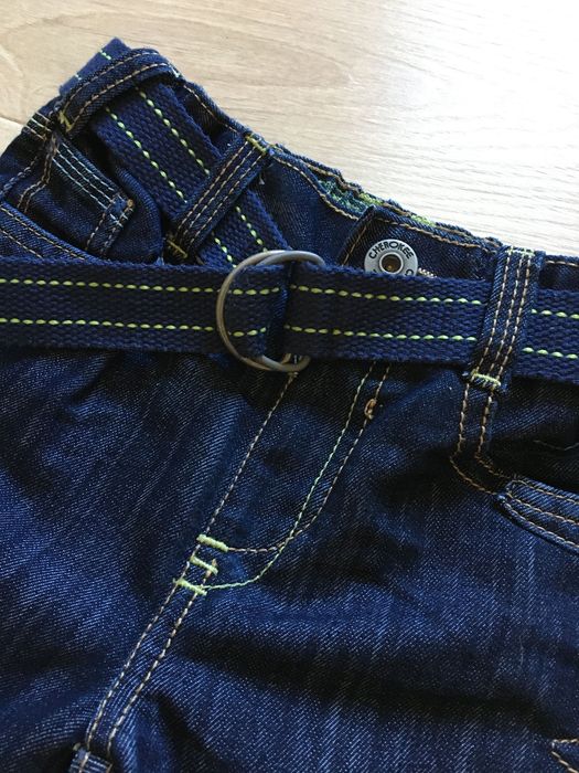 Super modne spodnie dżinsy z paskiem i przeszyciami logowane r. 98 cm