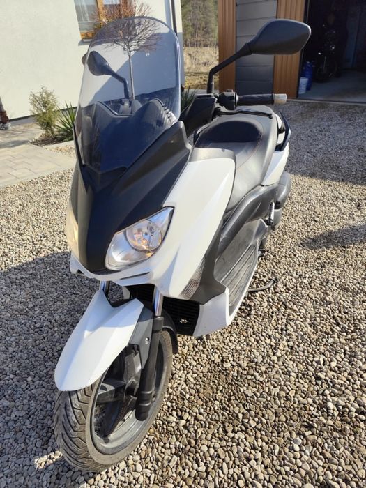 Yamaha x-max na kat b