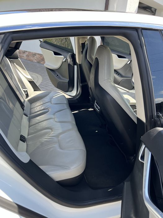 Tesla model s p 85