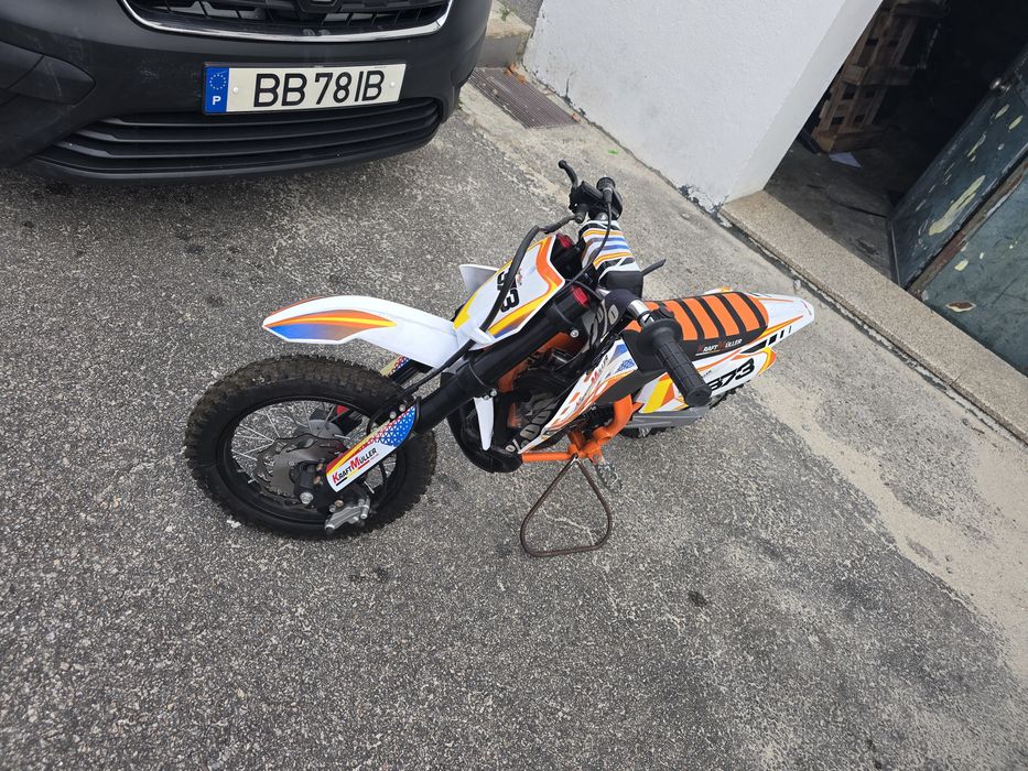 Mini mota 50cc 2 tempos suspensao invertida travoes disco frente e atras