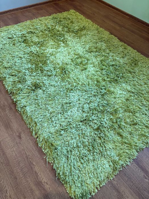 Zielony dywan shaggy, mało używany.