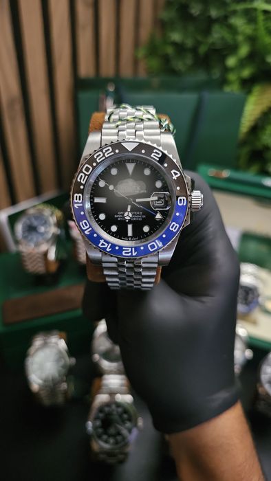 Relógio com bezel azul e preto