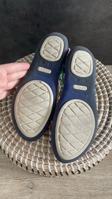 Crocs sandały Huarache Flat Multi/Cerulean Blue W8 38/39