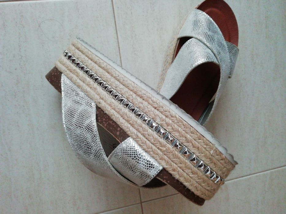 Sandálias prateadas n°38