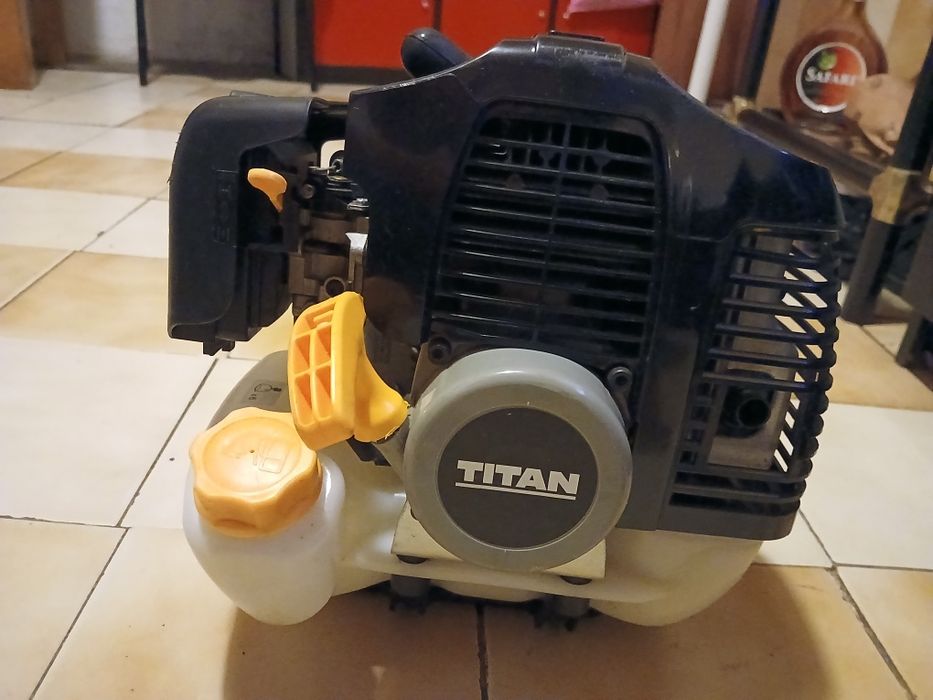 Roçadora titan praticamente nova