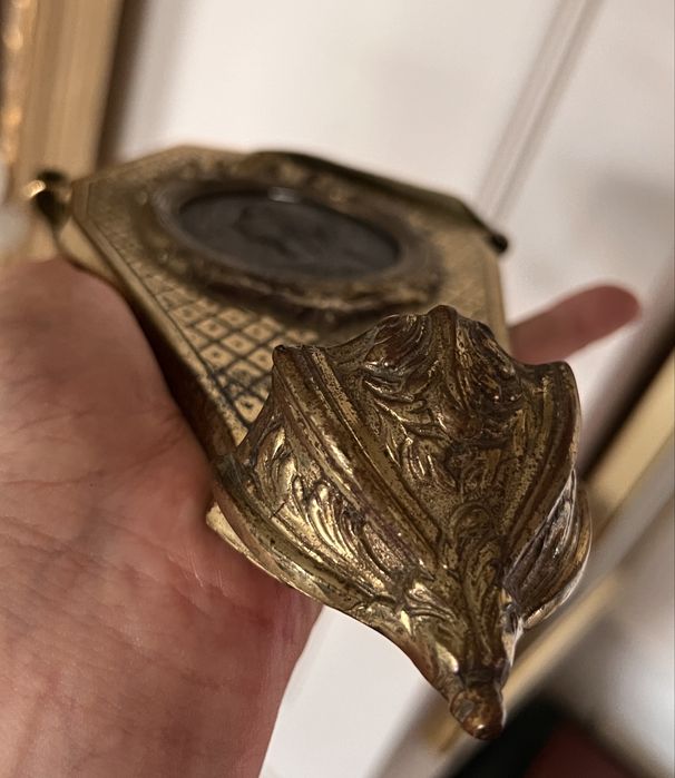 Aspersorium kropielnica brąz złocony vintage antyk Francja 1950 sygnowana sygnatura Maryja maryjka rzeźba made in France ramka rama zdjęcie