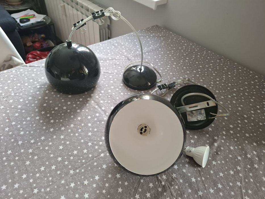 Czarne lampy z połyskiem