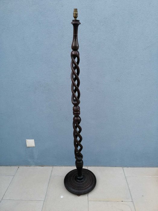 candeeiro de pé em pau preto