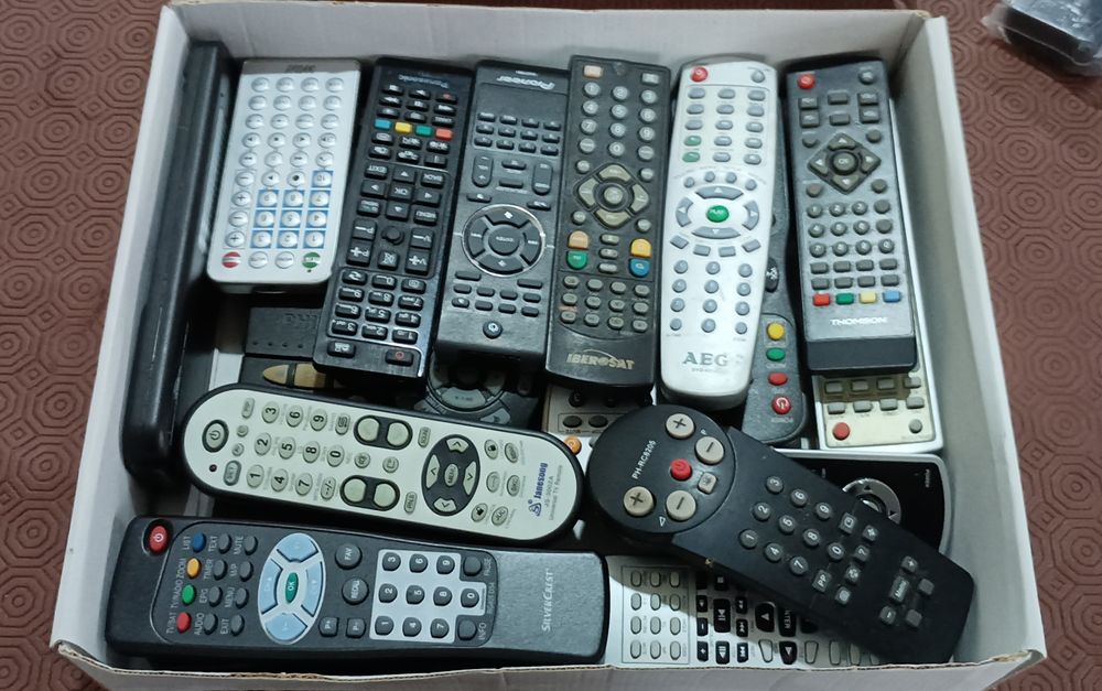 Original and Universal Remote Controls for TV, DTT, and Music Players64738043732865120