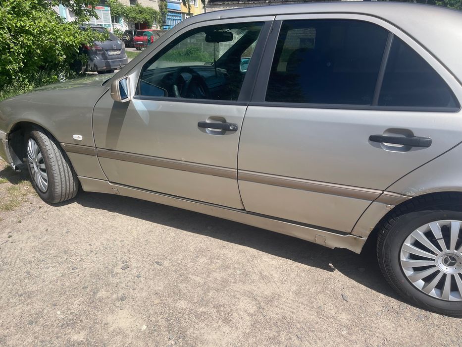 Автомобіль Mercedes-Bens