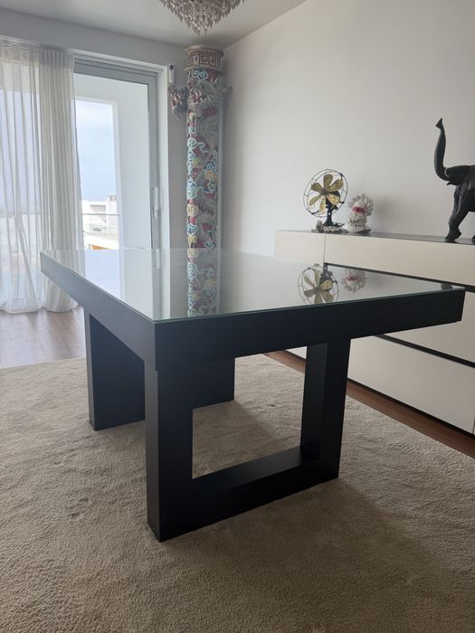 Mesa de jantar com tampo de vidro — extensível